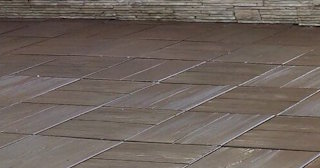 Бетонная брусчатка двора в Сосновом Боре в октябре