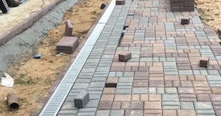 Профессиональная укладка плитки на улице в Сосновом Боре в октябре