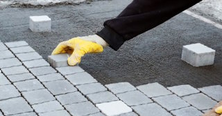 Монтаж тротуарной плитки на даче в Сосновом Боре в октябре