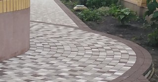 Укладка тротуарной плитки на цементное основание в Сосновом Боре в октябре