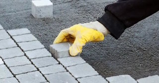 Укладка тротуарной плитки 50 на 50 в Сосновом Боре в октябре