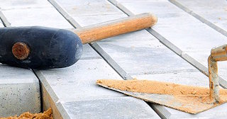 Профессиональная укладка тротуарной брусчатки в Сосновом Боре в октябре