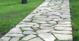 Профессиональная укладка камня на дорожки в Сосновом Боре в октябре