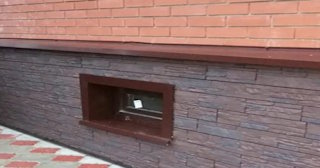 Облицовка цоколя панелями под камень в Сосновом Боре в октябре