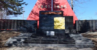 Профессиональное благоустройство памятников в Сосновом Боре в октябре