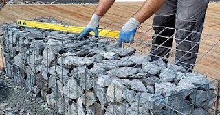 Устройство подпорной стенки из габионов в Сосновом Боре в октябре