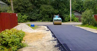 Асфальтирование территории дома в Сосновом Боре в октябре
